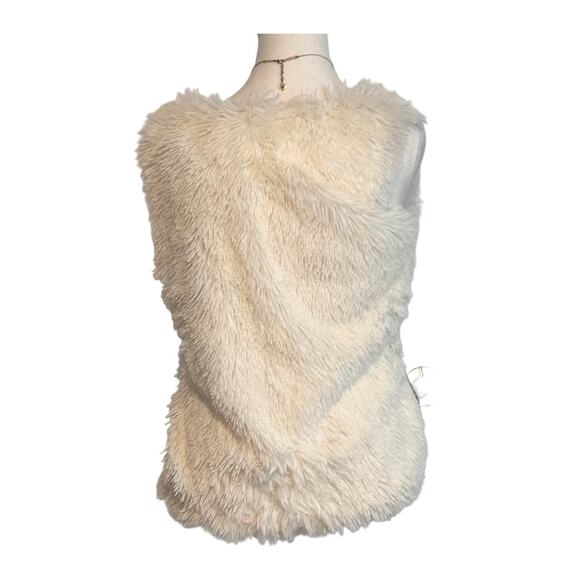 Papaya Vintage White Fur Vest Super Soft & Perfect Fall Staple - Picture 2 of 4